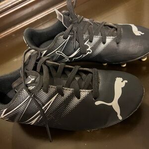 Kid’s cleats size 13